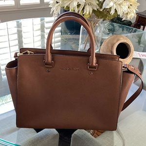 Michael Kors Large Messenger Bag leather